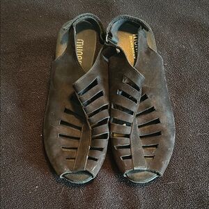 Munro Black Sandals with Cutout Design Size 8.5